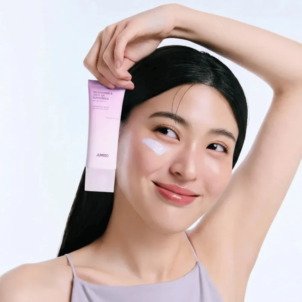 Modell håller JUMISO Niacinamide 3+ Tone-Up Sunscreen SPF50+ PA++++ – solkräm med niacinamid som jämnar ut hudtonen och skyddar huden.