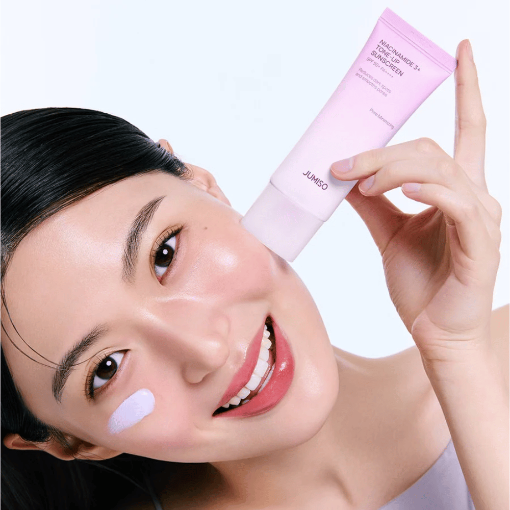 Modell applicerar JUMISO Niacinamide 3+ Tone-Up Sunscreen SPF50+ PA++++ för UV-skydd, jämnare hudton och naturlig lyster.