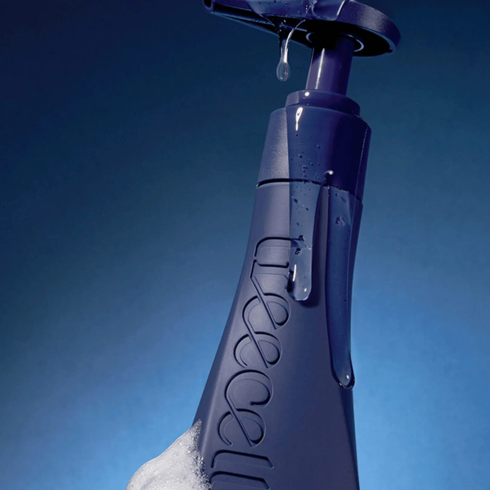 Mörk och exklusiv produktbild på Treecell Night Collagen Shampoo med vattendroppar och skum som framhäver återfuktande och rengörande egenskaper.