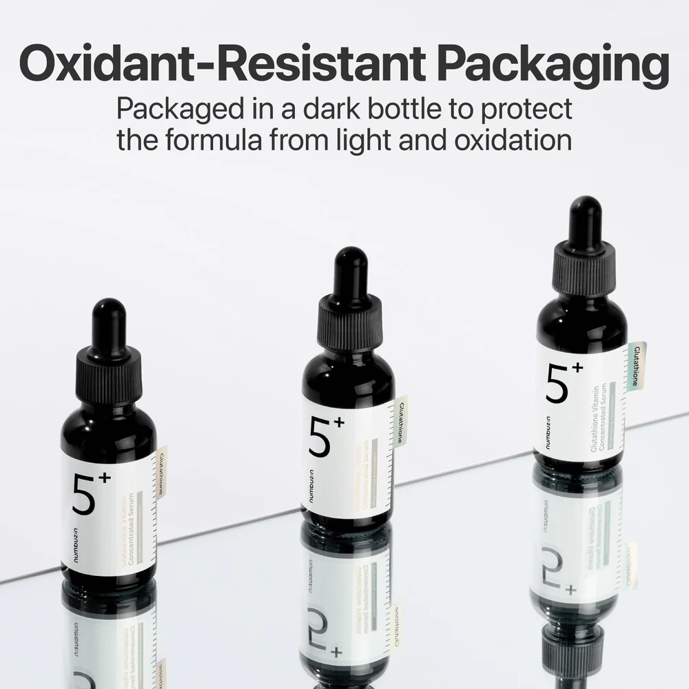 Tre flaskor Numbuzin No.5+ Glutathione Vitamin Concentrated Serum i mörk förpackning som skyddar mot oxidation.