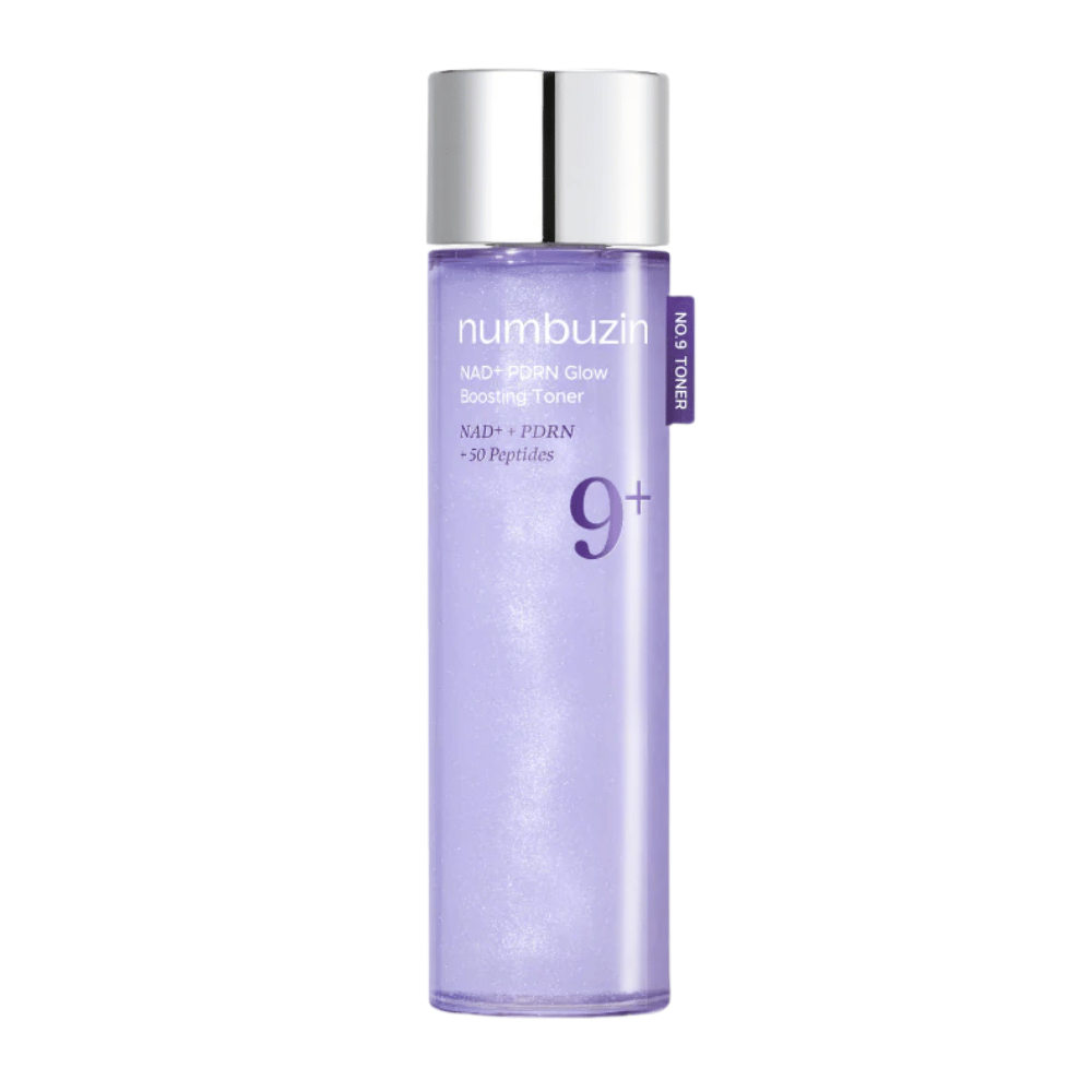 Ren produktbild på Numbuzin No.9 NAD+ PDRN Glow Boosting Toner i lila flaska med silverlock – för fastare och strålande hud.