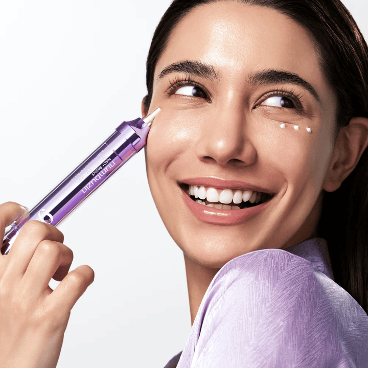 Modell som applicerar No.9 NAD+ Retinol Volumetox Eye Cream runt ögonen med precisionsapplikator, för riktad vård mot mörka ringar och fina linjer.