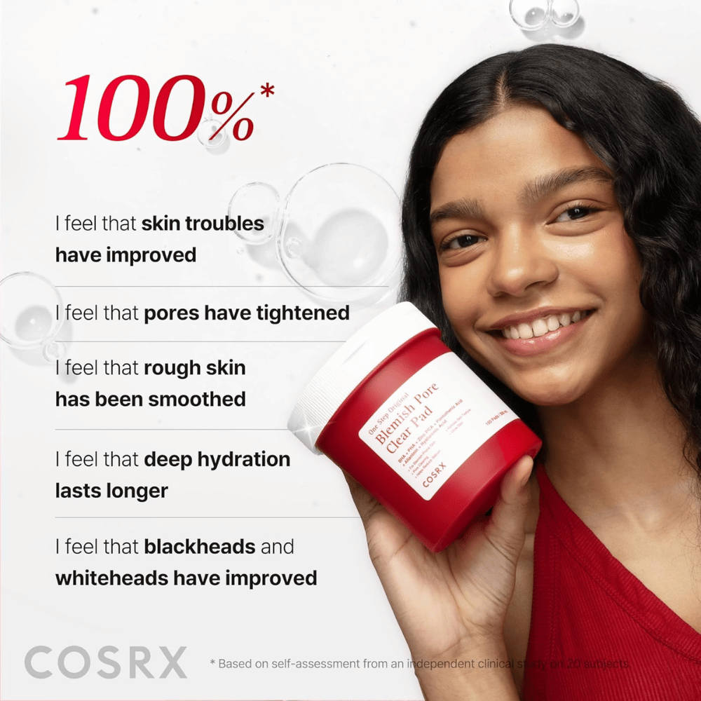 Modell håller COSRX One Step Original Blemish Pore Clear Pad med fokus på förbättrad hudtextur, porer, återfuktning och reducerade orenheter.