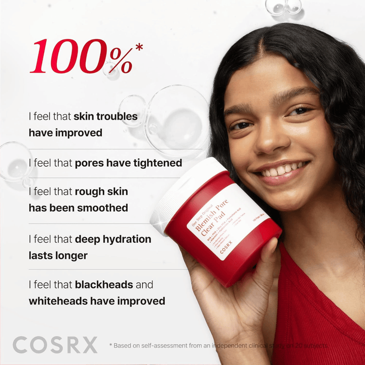 Modell håller COSRX One Step Original Blemish Pore Clear Pad med fokus på förbättrad hudtextur, porer, återfuktning och reducerade orenheter.