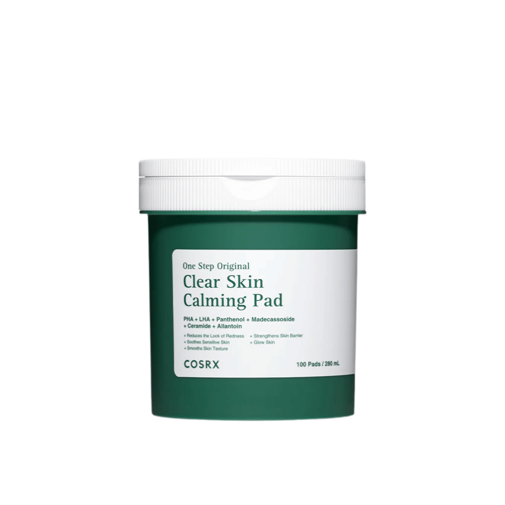 Frilagd produktbild av COSRX One Step Original Clear Skin Calming Pad i grön förpackning mot ljus bakgrund.