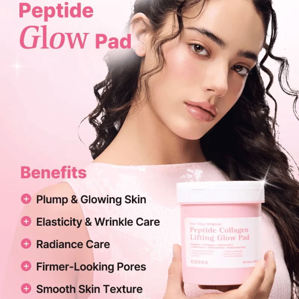 Modell håller COSRX Peptide Collagen Lifting Glow Pad med fokus på glow, fasthet, hudelasticitet och förbättrad hudstruktur.