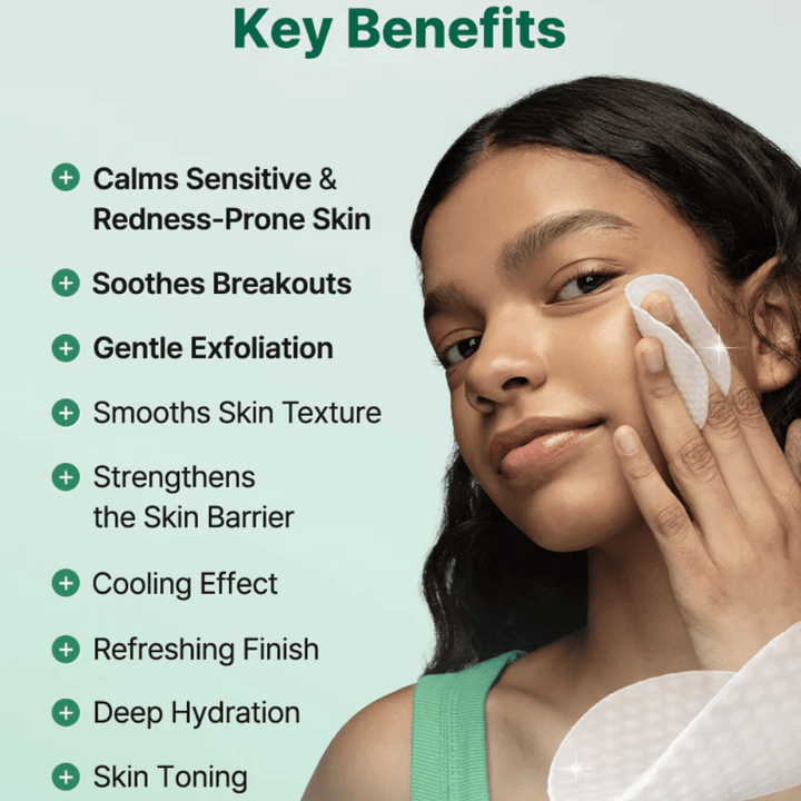 Modell applicerar COSRX One Step Original Clear Skin Calming Pad med fokus på lugnande effekt, exfoliering och återfuktning för känslig hud.