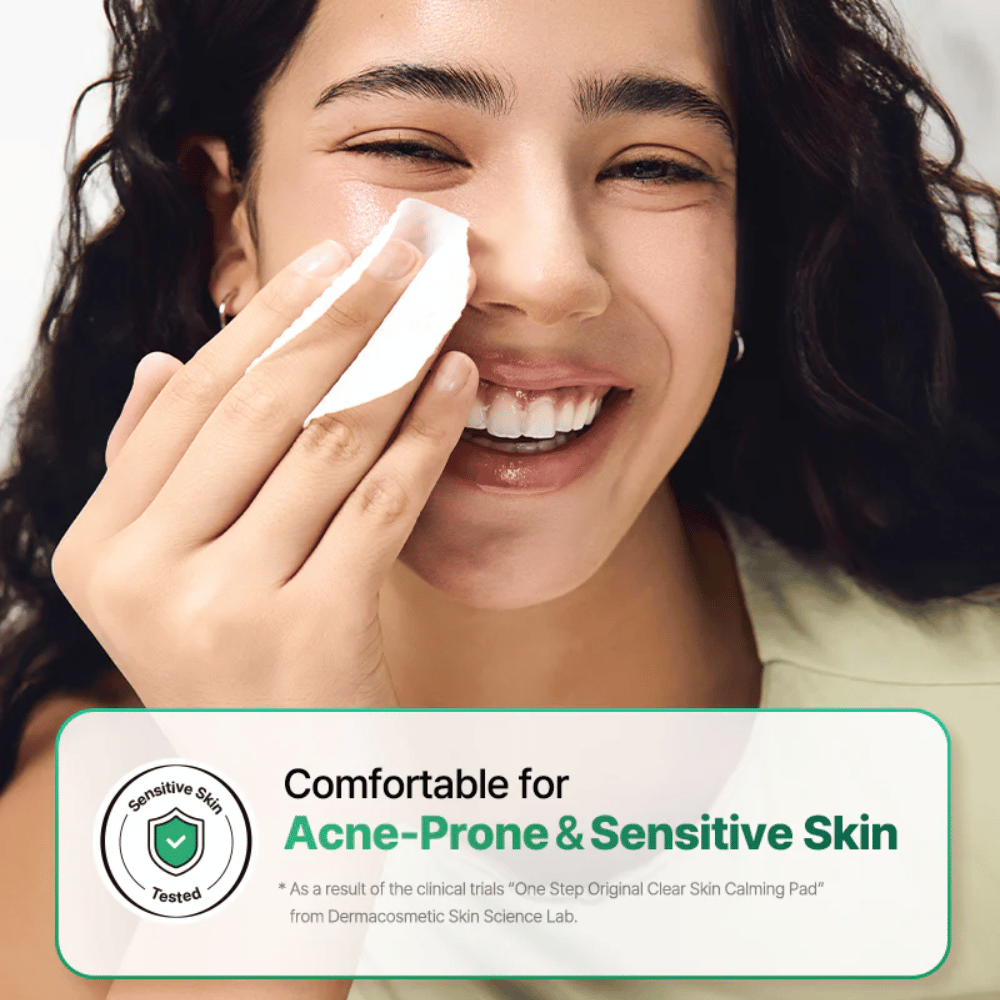 Modell använder COSRX One Step Original Clear Skin Calming Pad på huden med fokus på känslig och aknebenägen hud.