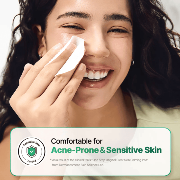 Modell använder COSRX One Step Original Clear Skin Calming Pad på huden med fokus på känslig och aknebenägen hud.