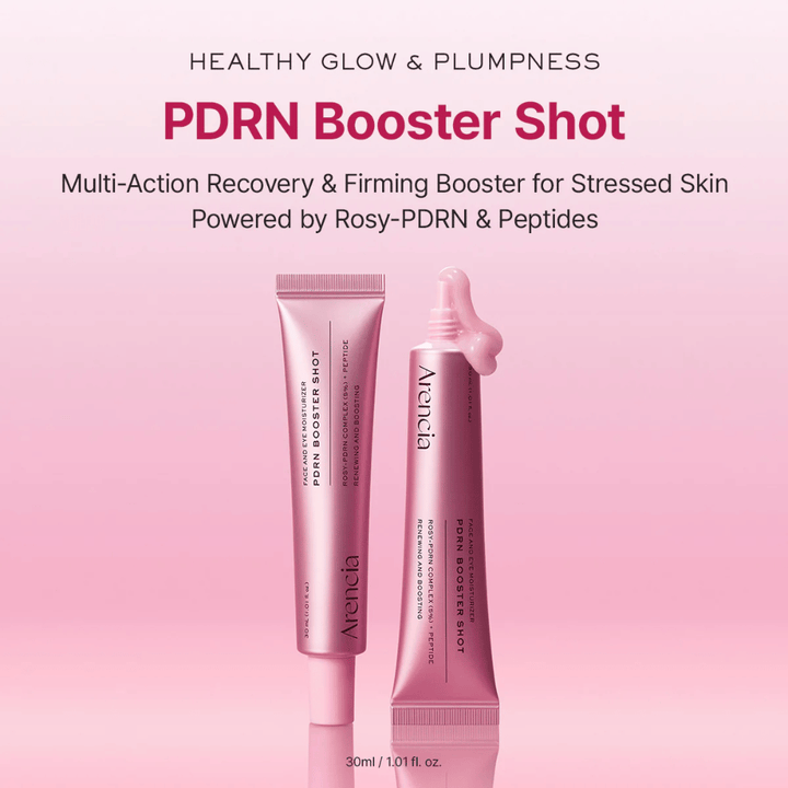 Produktbild på Arencia PDRN Booster Shot i rosa tubdesign tillsammans med öppen applikator. Fokus ligger på glow, fylligare hud och återhämtande hudvård med PDRN och peptider.