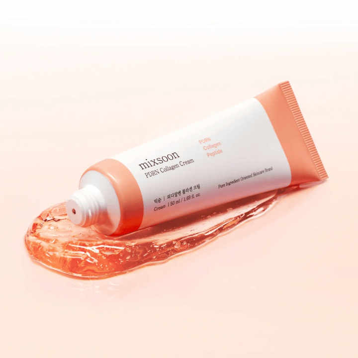 Mixsoon PDRN Collagen Cream på en mjuk tonad bakgrund med transparent formula. Produkten ger intensiv fukt och förbättrad hudstruktur.
