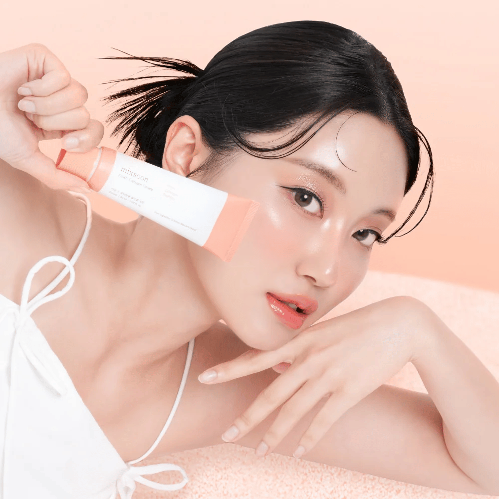 Person med strålande hud håller Mixsoon PDRN Collagen Cream nära kinden. Krämen återfuktar, stärker elasticiteten och ger en frisk glow.