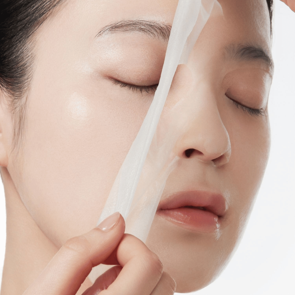 3. Anua PDRN Hyaluronic Acid Capsule 100 Serum Mask – närbild på återfuktande sheet mask som appliceras på ansiktet