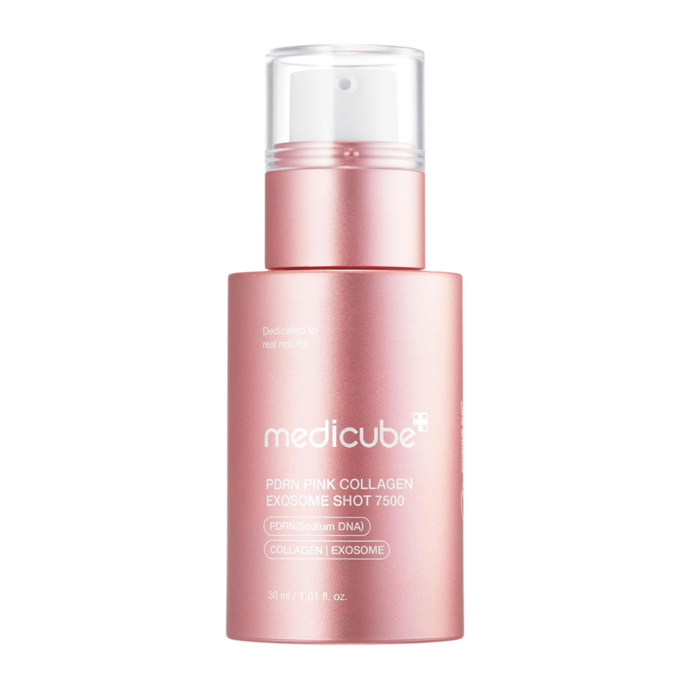 Produktbild av Medicube PDRN Pink Collagen Exosome Shot 7500 i rosa flaska mot ljus bakgrund. Serum med PDRN, kollagen och exosomer som är utvecklat för hudvård med fokus på lyster, återfuktning och hudförnyelse.
