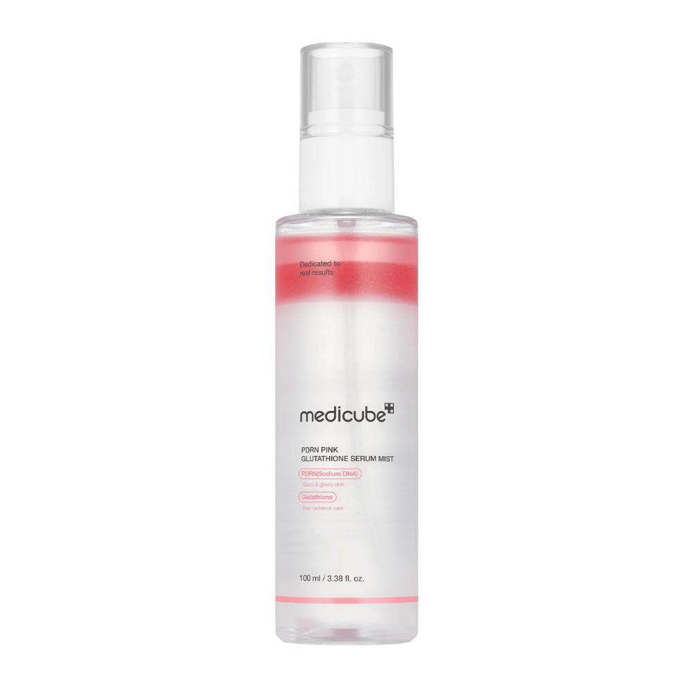 Medicube PDRN Pink Glutathione Serum Mist – ansiktsspray i transparent flaska med rosa lager, designad för lyster, återfuktning och förbättrad hudelasticitet.