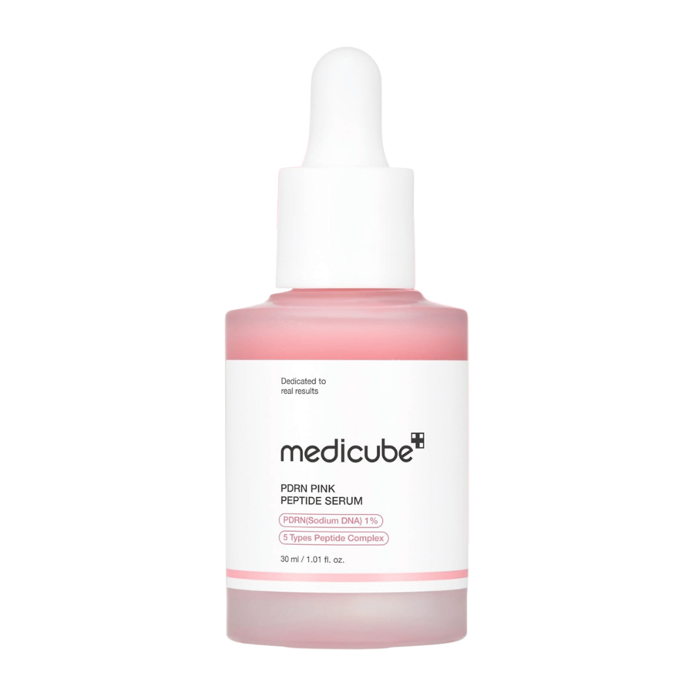 Medicube PDRN Pink Peptide Serum 30 ml, rosa ansiktsserum med 1 % PDRN och peptider i glasflaska med vit pipett mot vit bakgrund.