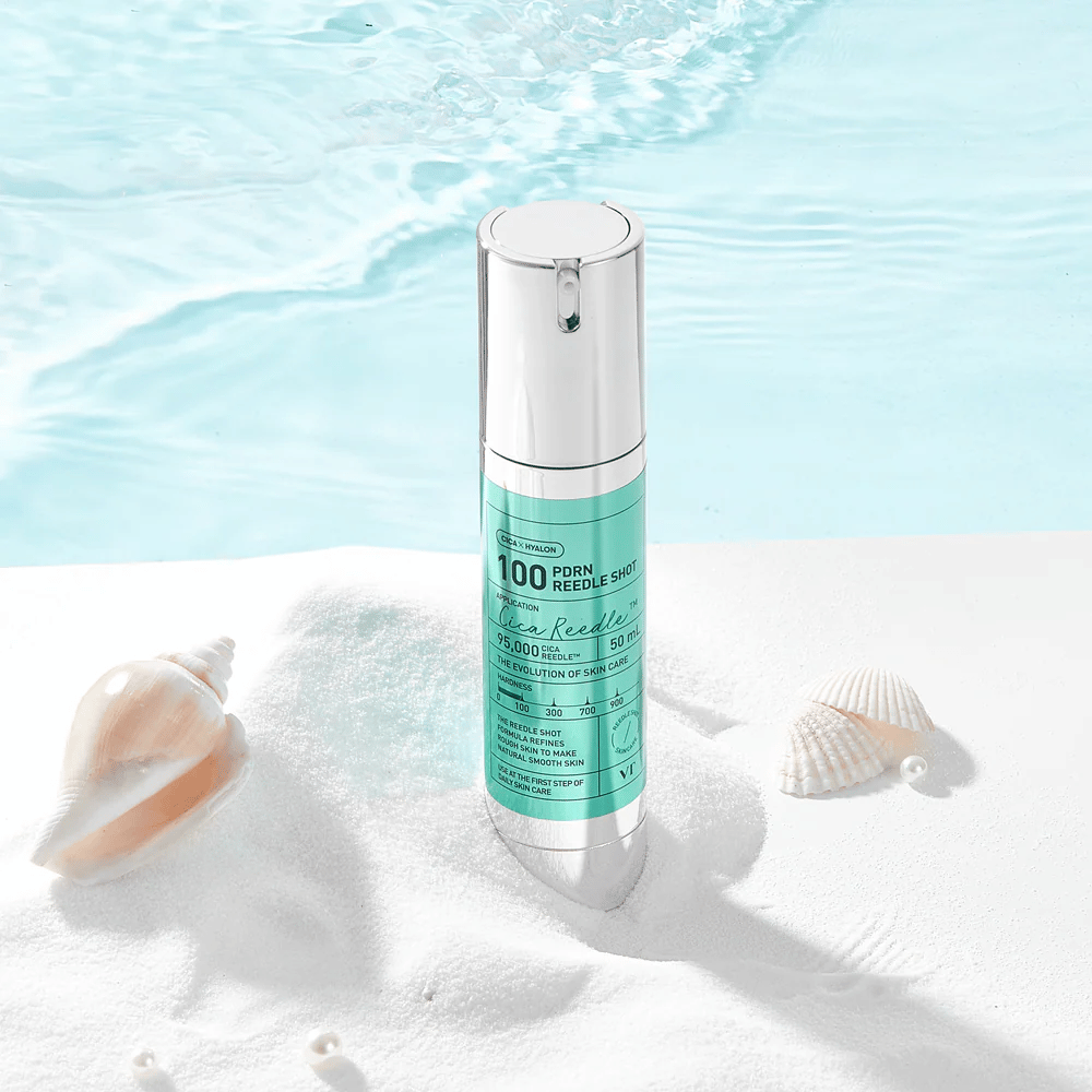 VT Cosmetics PDRN Reedle Shot 100 produkt placerad i sandmiljö med havstema som symboliserar återfuktning, lugnande effekt och hudförbättring