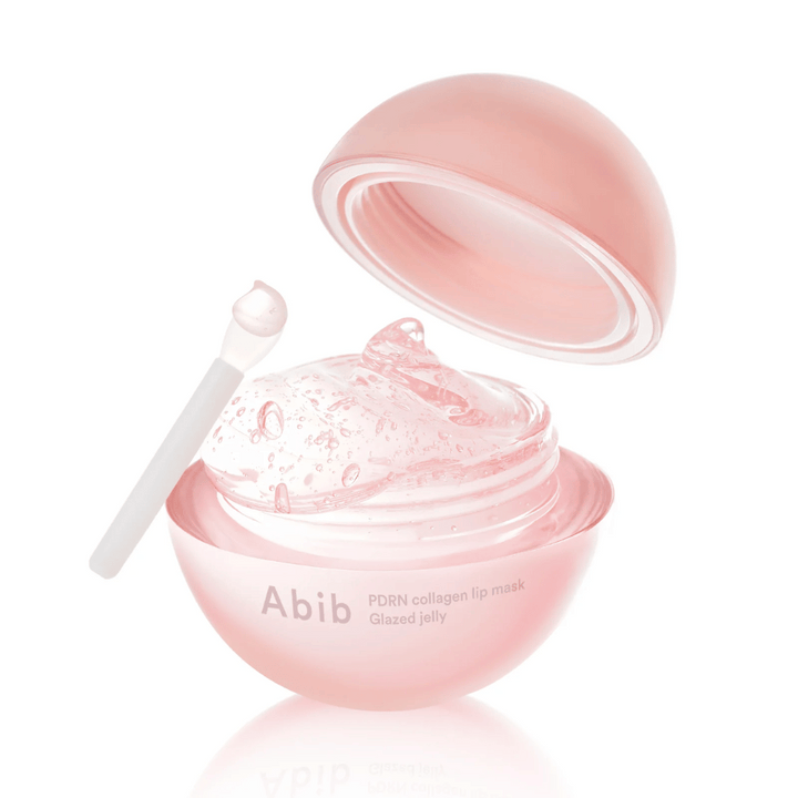 Rosa rund burk med Abib PDRN Collagen Lip Mask Glazed Jelly, öppen med lock lutat bakåt. Genomskinlig gel med luftbubblor syns i burken tillsammans med en liten spatel.