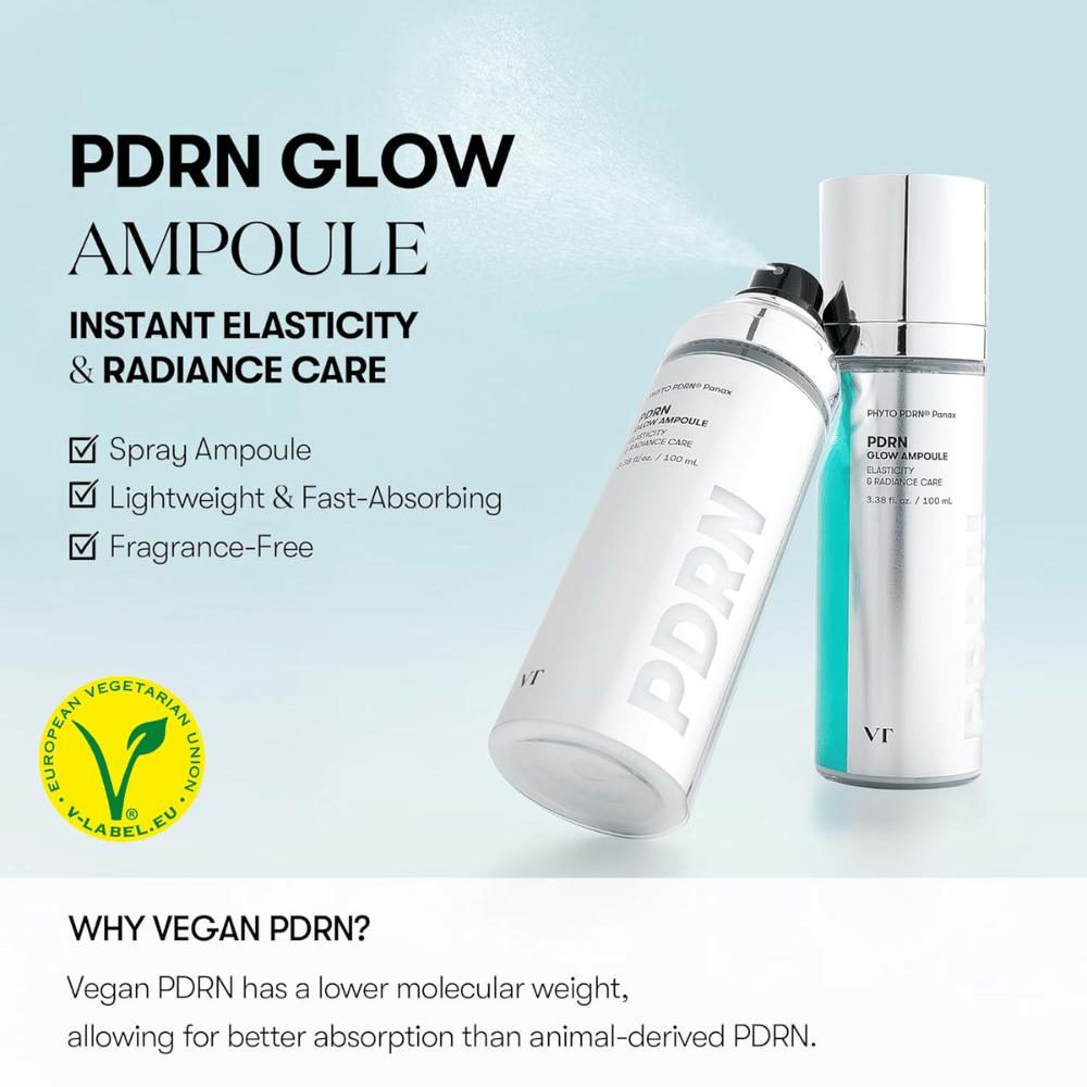 Bild på två flaskor av VT PDRN Glow Ampoule, en sprayflaska och en pumpflaska, med information om att produkten ger omedelbar elasticitet och glöd. Texten nämner att produkten är lätt, snabbt absorberande och doftfri, samt att den innehåller vegan PDRN för bättre absorption. V-label för vegetariskt innehåll syns också.