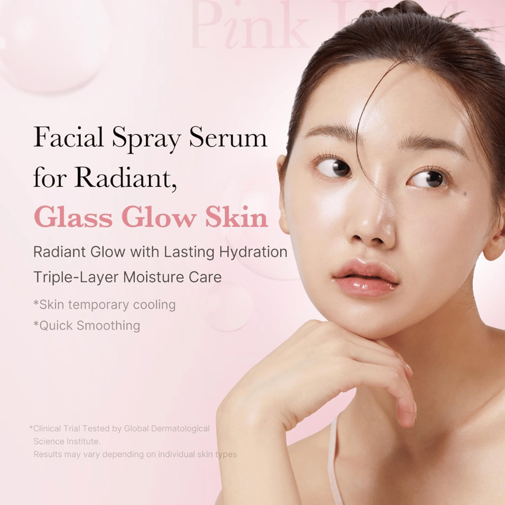 Kvinna med glansig, återfuktad hud som illustrerar effekten av ett ansiktsserum i sprayform för 'Glass Glow Skin'. Text på bilden beskriver fukt, kylande effekt och snabb utjämning.