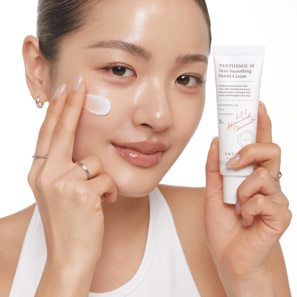 AXIS-Y Panthenol 10 Skin Smoothing Shield Cream appliceras på huden för att stärka hudbarriären