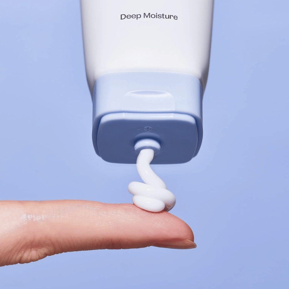 1. Ma:nyo Panthetoin Cream – närbild på vit återfuktande ansiktskräm som appliceras från en ljusblå tub på ett finger