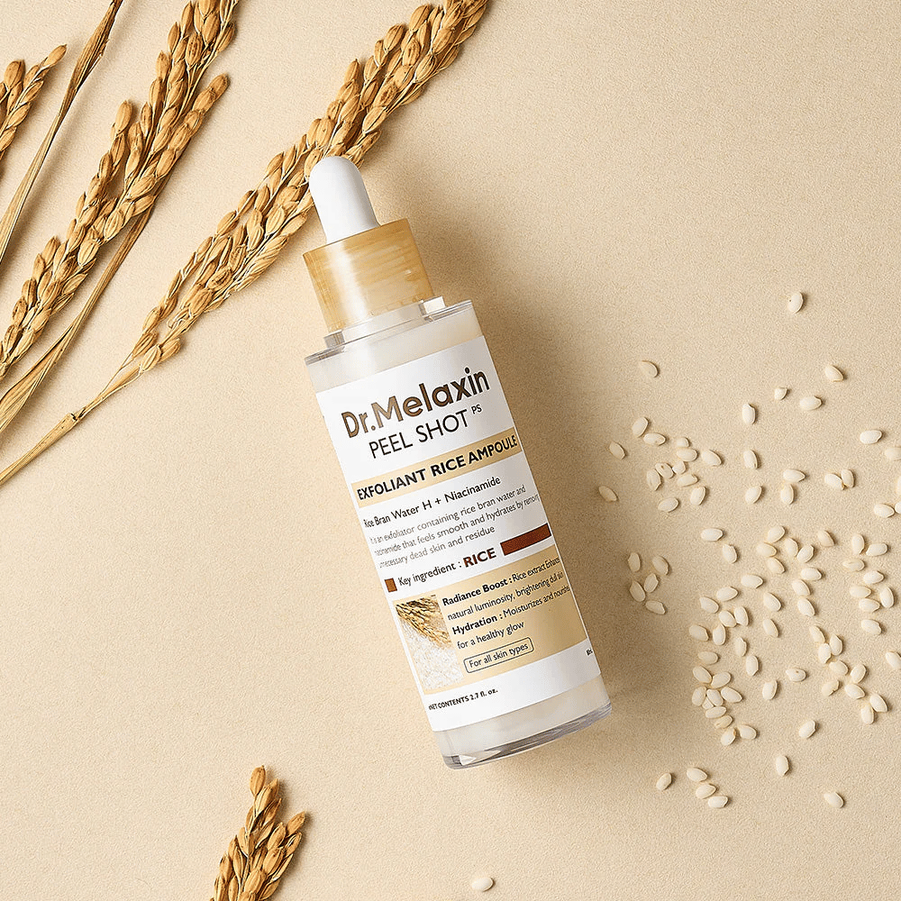 Dr.Melaxin Peel Shot Rice Ampoule liggande på sandfärgad yta med ris och ax, exfolierande ansiktsampull som kombinerar mild peeling med intensiv fukt.