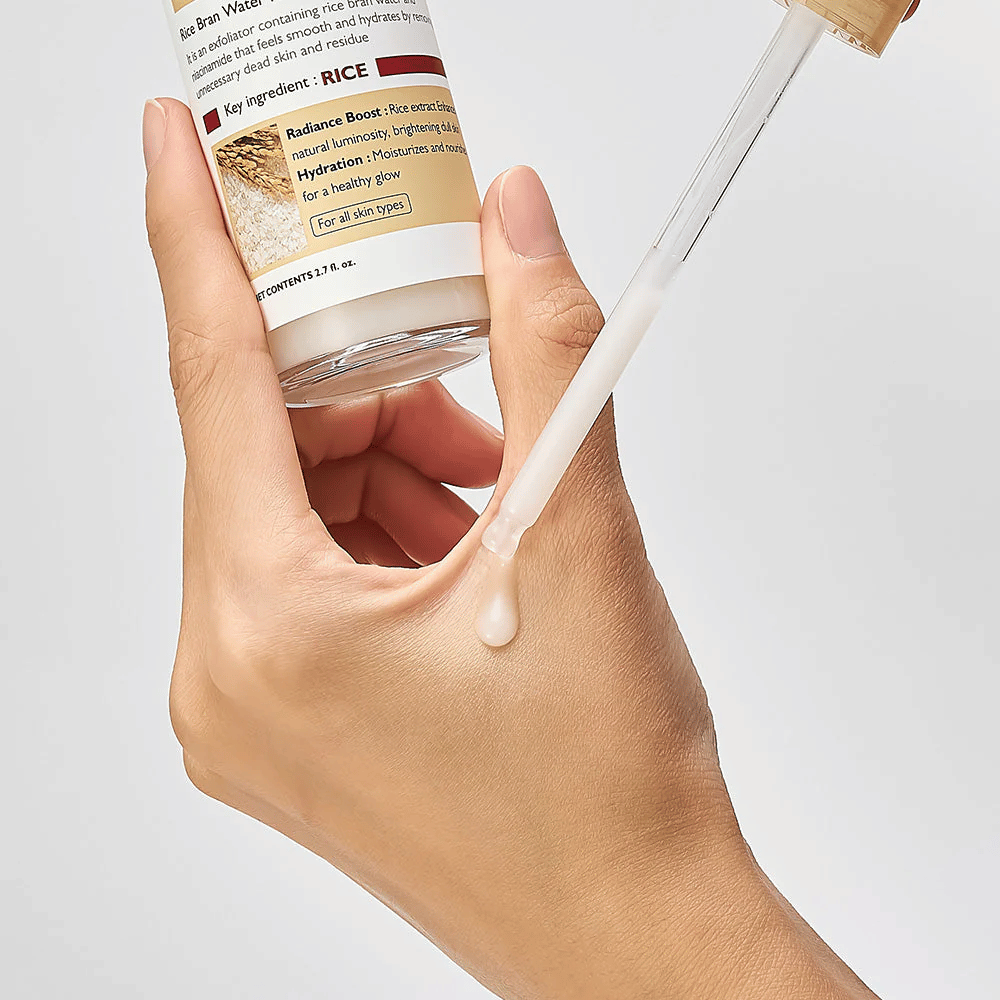 Närbild på Dr.Melaxin Peel Shot Rice Ampoule applicerad med pipett på hand, lättflytande exfolierande ampull som absorberas snabbt och ger återfuktad, slät hud.