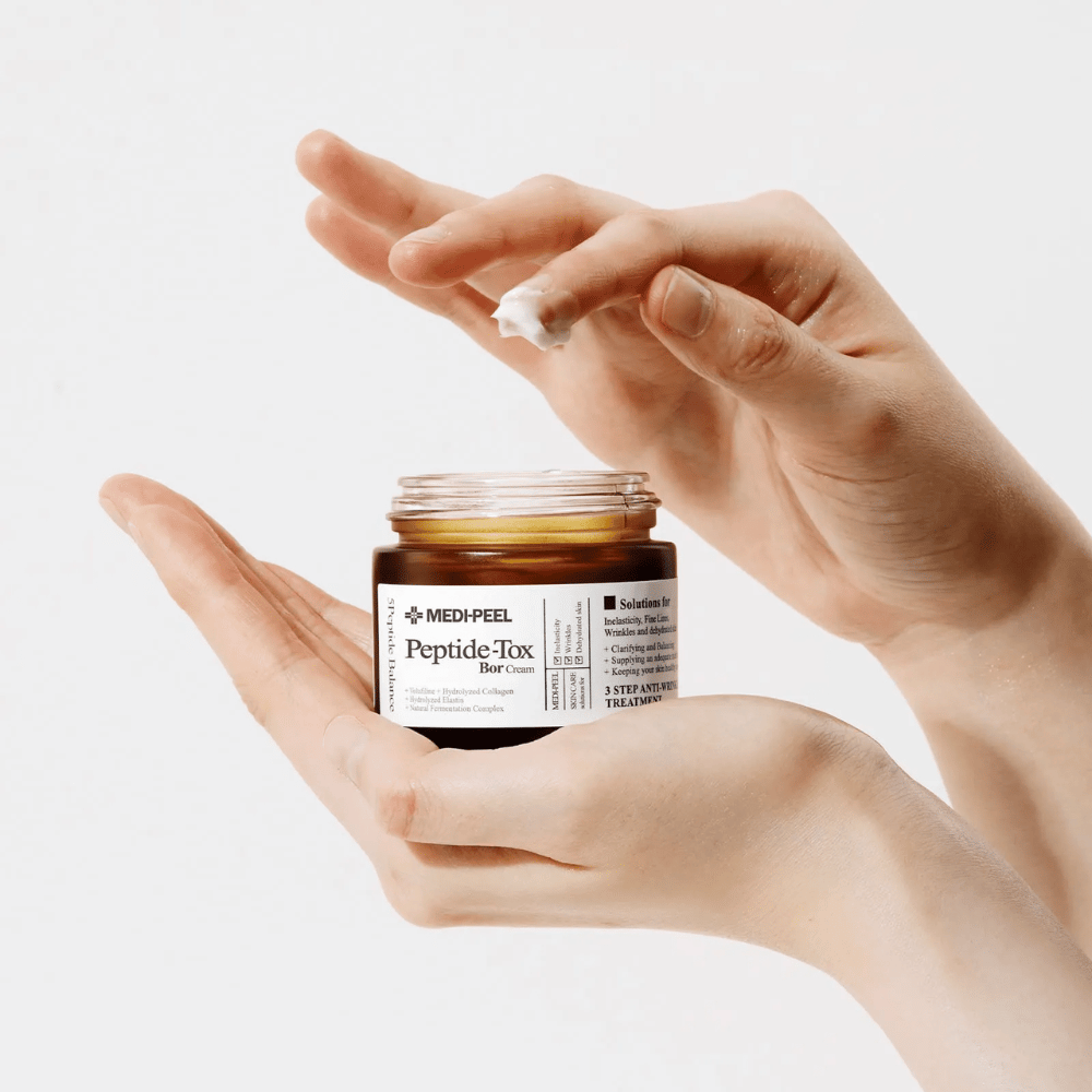 Applicering av MEDI-PEEL Peptide-Tox Bor Cream – koreansk ansiktskräm med peptider som förbättrar hudens elasticitet, ger djup återfuktning och hjälper till att reducera rynkor.