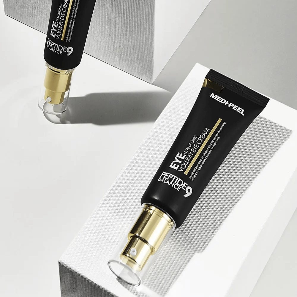 MEDI-PEEL Peptide 9 Hyaluronic Volumy Eye Cream i svart och guld – koreansk ögonkräm med peptider och hyaluronsyra som ger fylligare hud och förbättrad elasticitet runt ögonen.