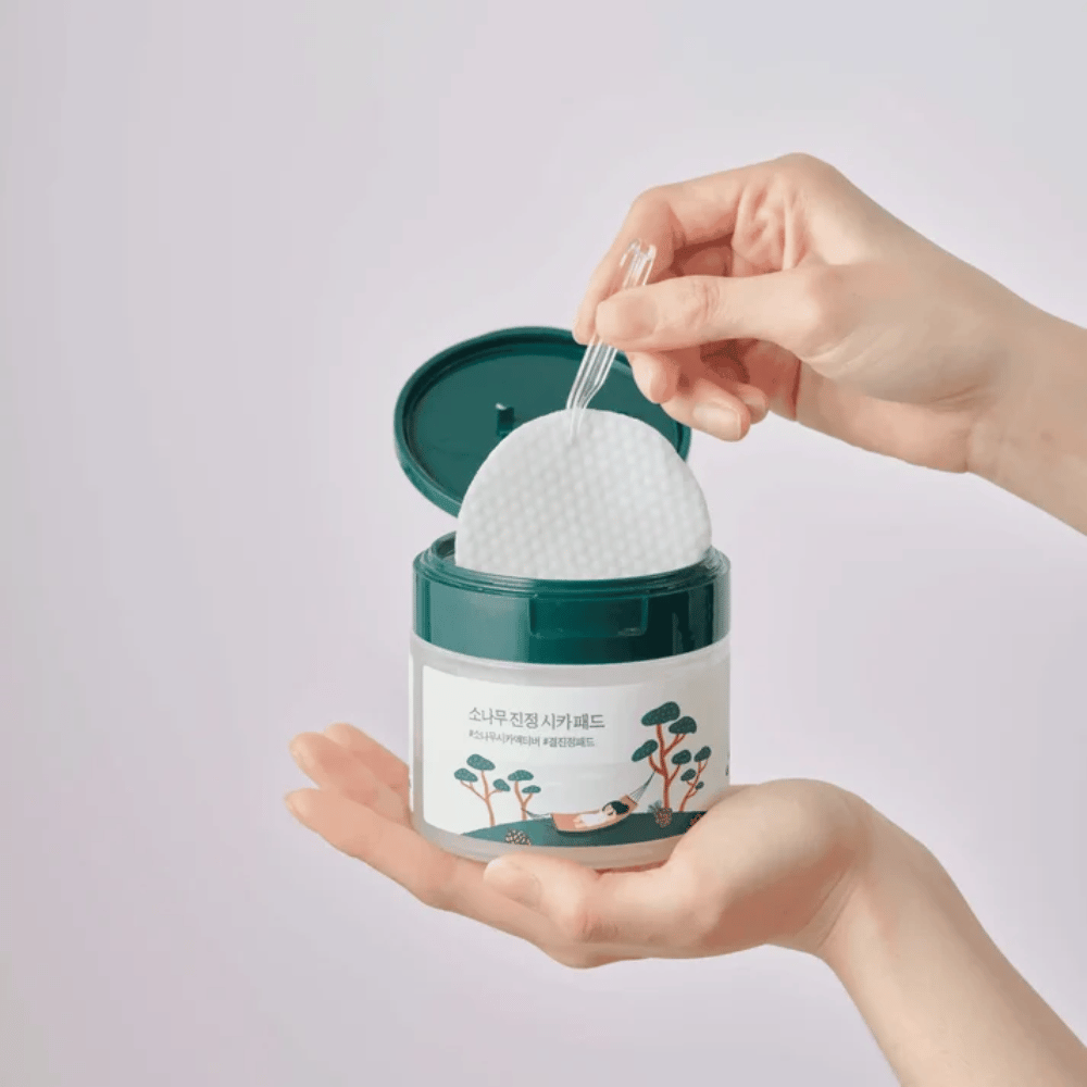 ROUND LAB Pine Calming Cica Pad – toner pad tas upp ur burken med medföljande pincett