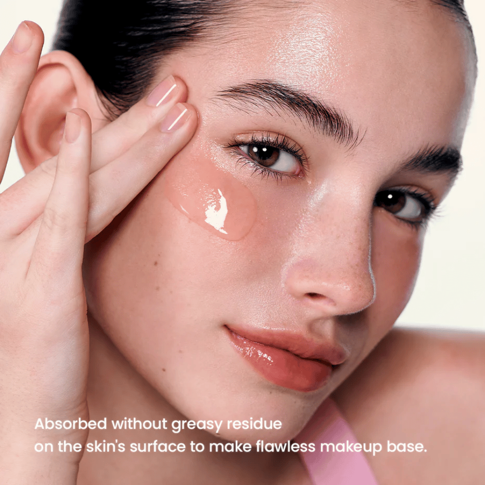 Modell applicerar Biodance Collagen Peptide Serum – slätare hud och perfekt bas under makeup.