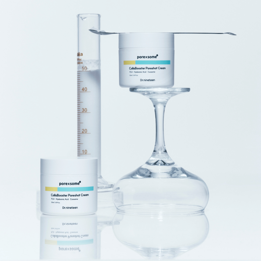 Två burkar av Dr.nineteen Porexsome CollaBooster Poreshot Cream placerade vid ett glas och mätglas. Minimalistisk design som signalerar vetenskaplig precision.