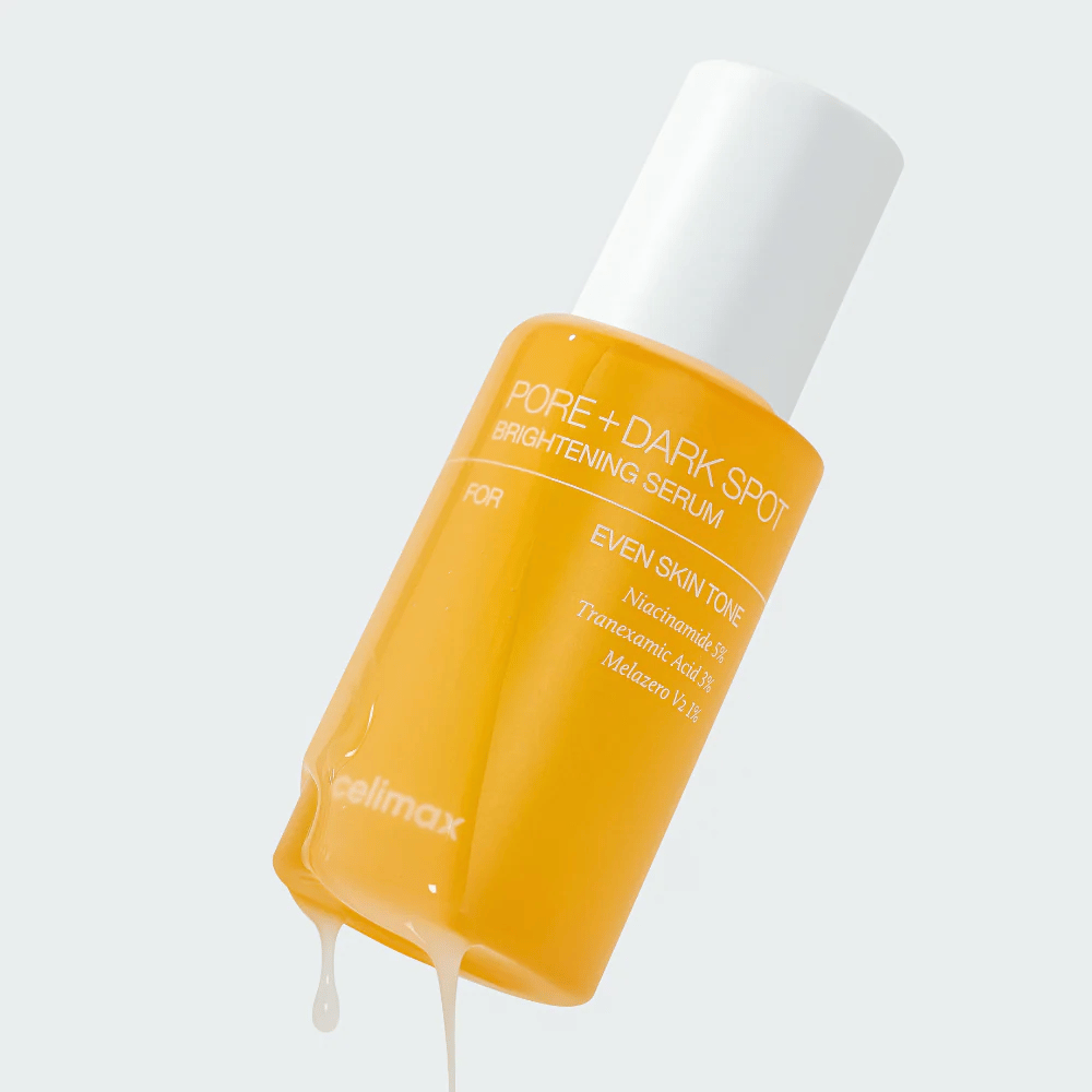 Celimax Pore + Dark Spot Brightening Serum i gul flaska med vit kork, droppar av serum rinner längs flaskan.