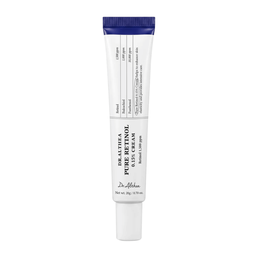 Frilagd produktbild av Dr. Althea Pure Retinol 0.15% Cream mot vit bakgrund. Den minimalistiska tubdesignen framhäver produktens rena och kliniska uttryck samtidigt som koncentrationen av retinol tydligt kommuniceras på förpackningen.