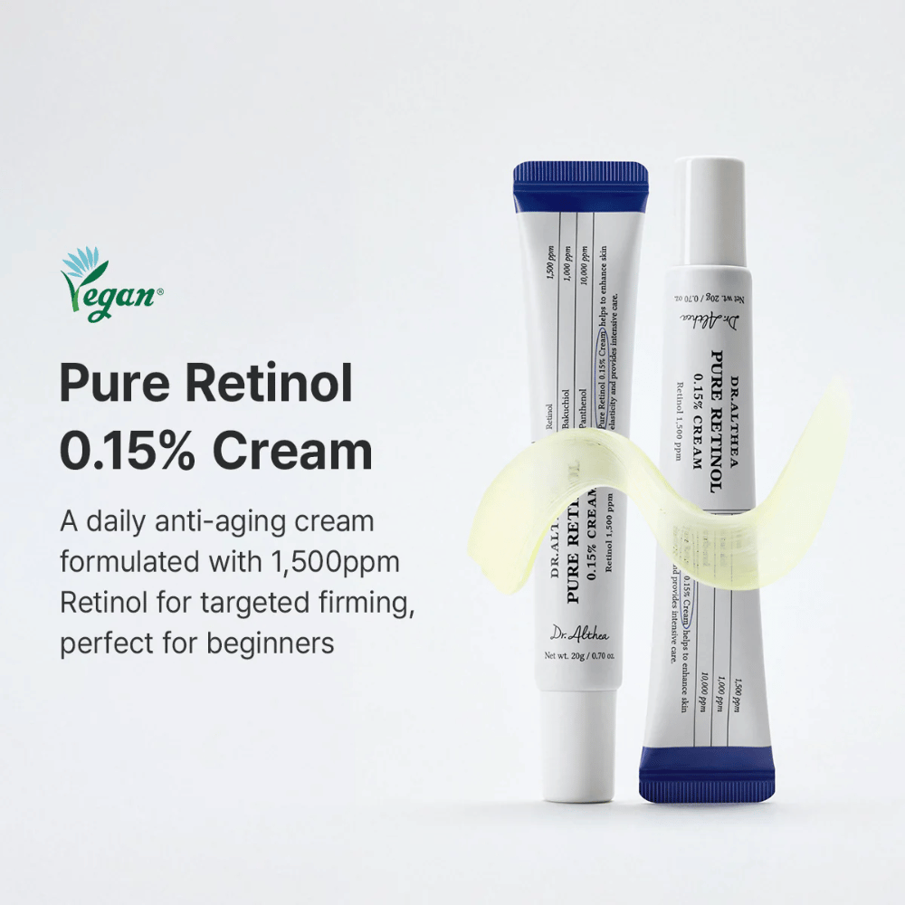 Marknadsföringsbild som presenterar Dr. Althea Pure Retinol 0.15% Cream som en daglig retinolkräm för nybörjare. Produkten visas tillsammans med en svepande krämtextur som framhäver den lätta och mjuka formuleringen.