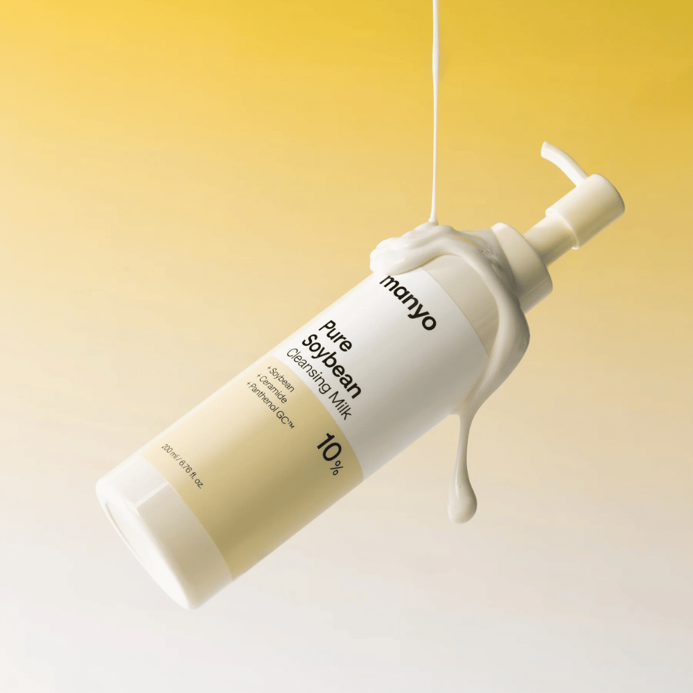2. Ma:nyo Pure Soybean Cleansing Milk – återfuktande ansiktsrengöring med krämig konsistens mot gul bakgrund