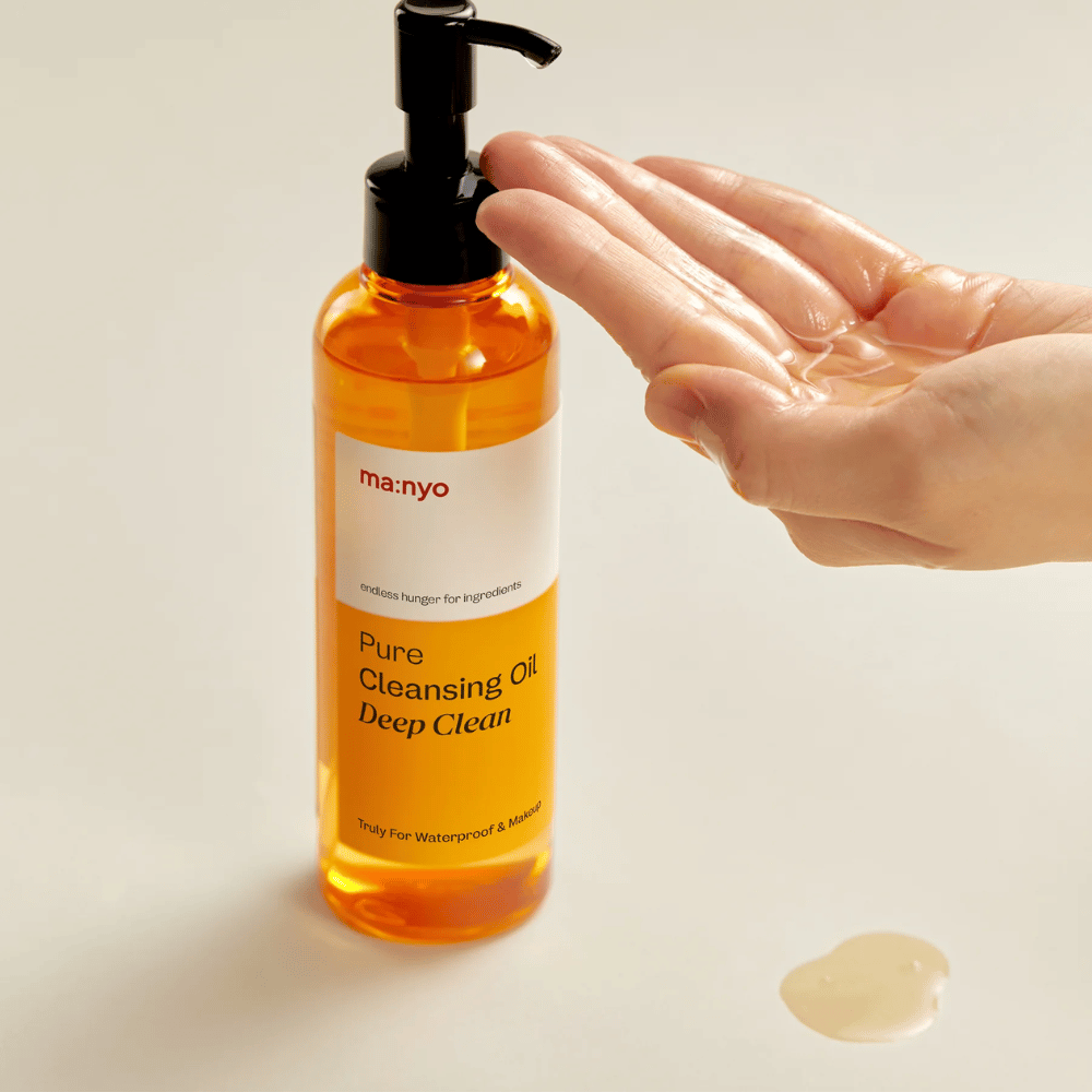ma:nyo Pure Cleansing Oil Deep Clean applicerad i hand – mild men kraftfull rengöringsolja som passar daglig dubbelrengöring.