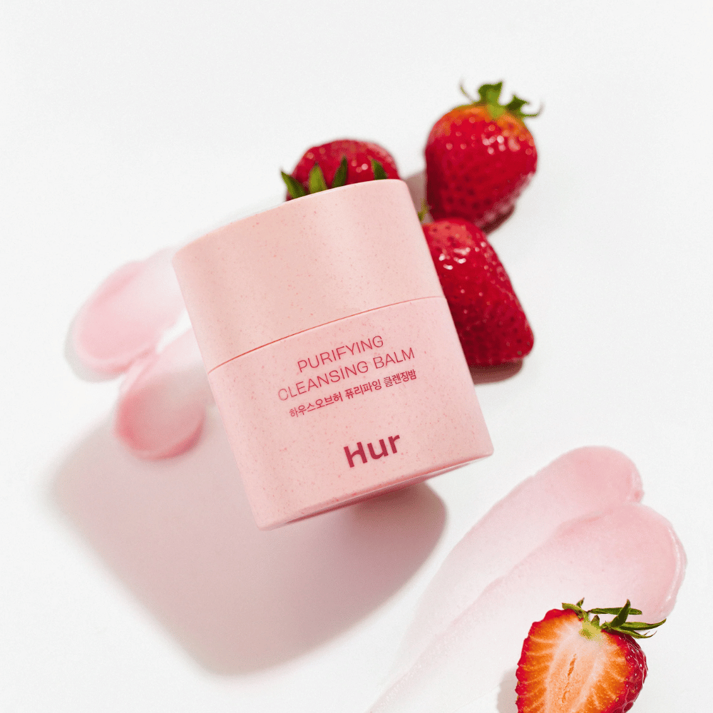 Hur Purifying Cleansing Balm placerad med färska jordgubbar. Rengörande balm som ger en len hud och passar daglig ansiktsrengöring.