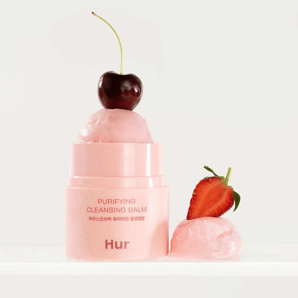 Öppen Hur Purifying Cleansing Balm med sorbetliknande textur dekorerad med körsbär och jordgubbe. Fruktinspirerad cleansing balm med mjukgörande och rengörande egenskaper.