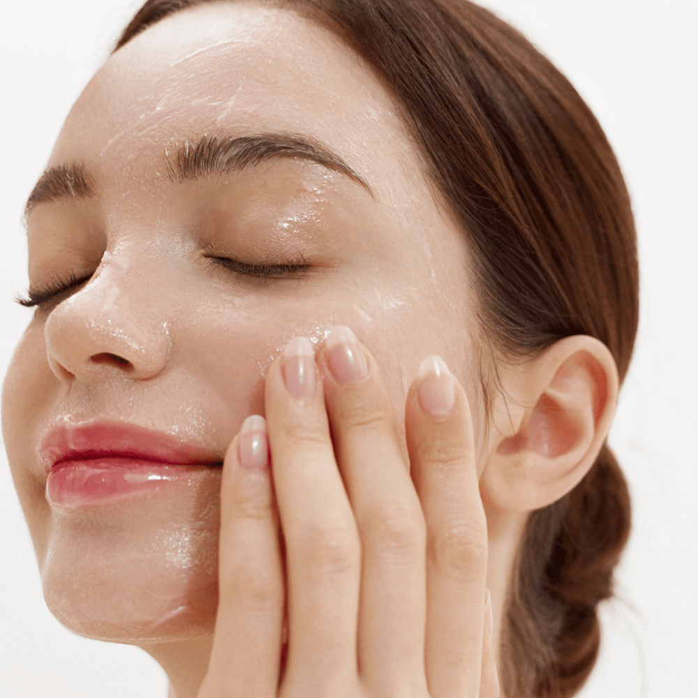 Hur Purifying Cleansing Balm appliceras på ansiktet. Krämig balm som smälter vid kontakt med huden och avlägsnar smuts, solskydd och makeup skonsamt.