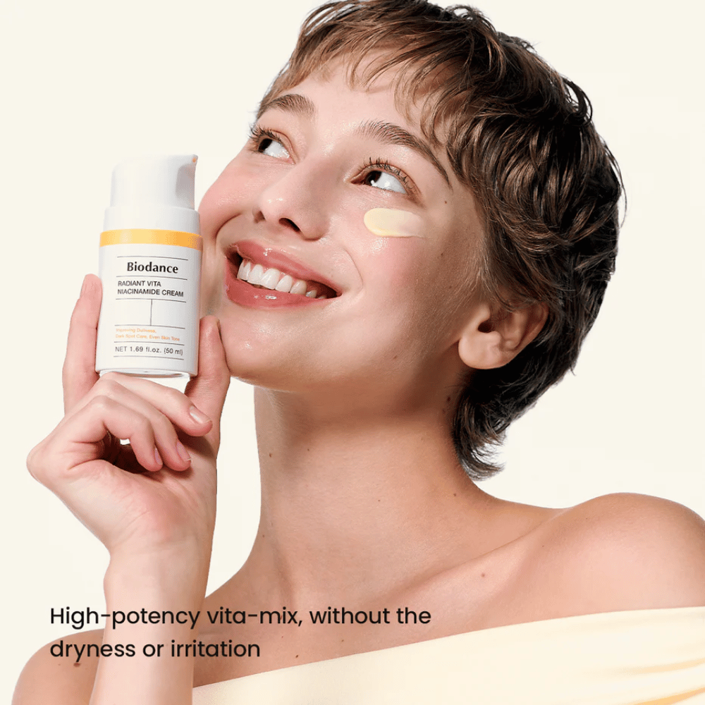 Modell med Biodance niacinamide cream applicerad för jämn hudton och glow
