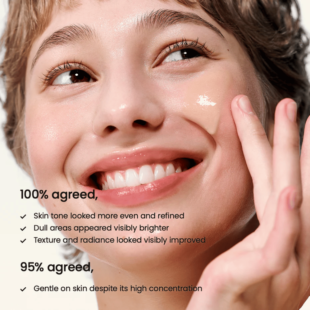 Kvinna applicerar Biodance Radiant Vita Niacinamide Serum i ansiktet för jämn hudton, ökad lyster och förbättrad hudstruktur