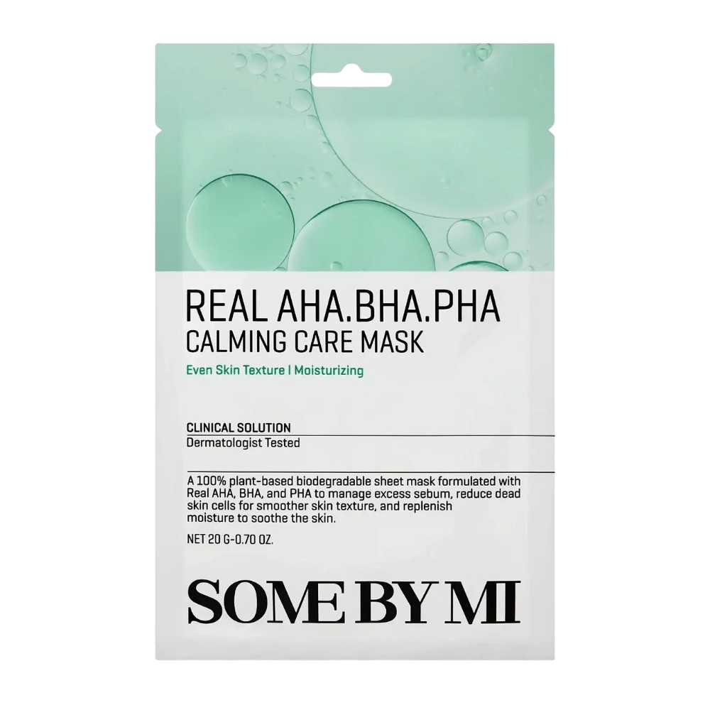 Ren produktbild av SOME BY MI Real AHA.BHA.PHA Calming Care Mask mot vit bakgrund. Förpackningen visar produktens huvudingredienser AHA, BHA och PHA samt dess syfte att exfoliera huden, minska överskottstalg och bidra till en mjukare och mer återfuktad hud. Designen har gröna toner som förmedlar fräschhet och vårdande egenskaper.