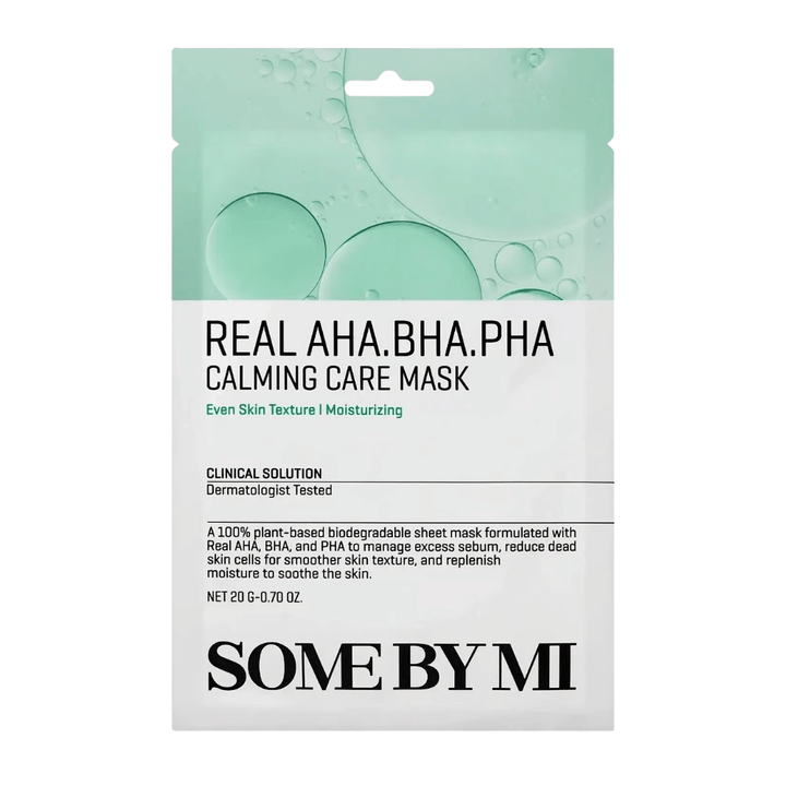 Ren produktbild av SOME BY MI Real AHA.BHA.PHA Calming Care Mask mot vit bakgrund. Förpackningen visar produktens huvudingredienser AHA, BHA och PHA samt dess syfte att exfoliera huden, minska överskottstalg och bidra till en mjukare och mer återfuktad hud. Designen har gröna toner som förmedlar fräschhet och vårdande egenskaper.