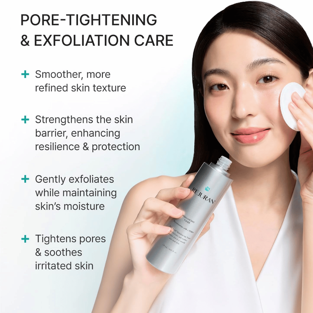 Rejuran Rebalancing Toner med C-PDRN. Modell applicerar ansiktsvatten med bomullsrondell för exfoliering och jämnare hudstruktur.