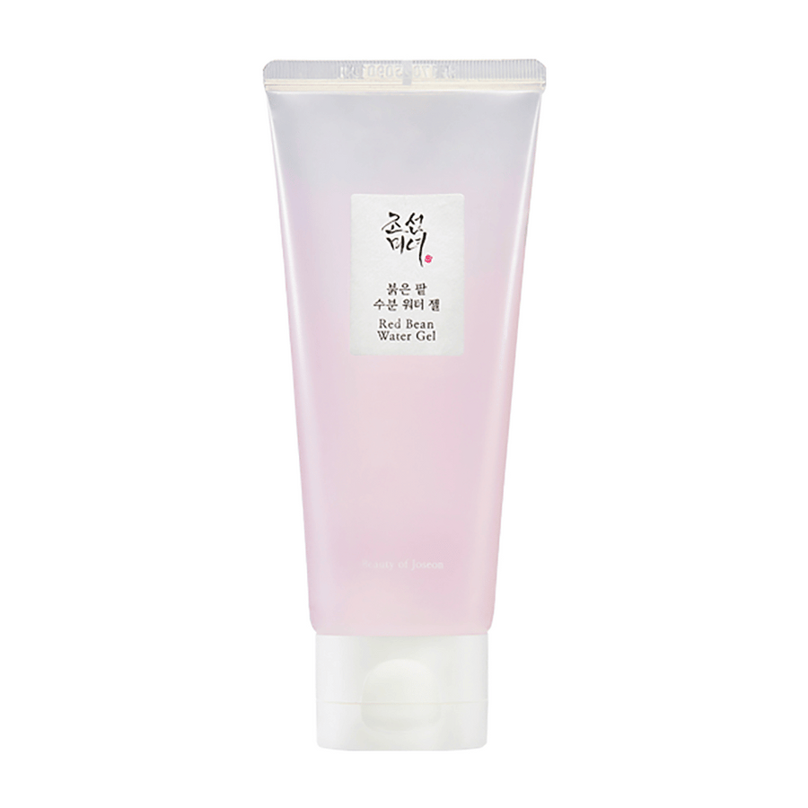 Bilden visar en tub av "Red Bean Water Gel" från Beauty of Joseon. Produkten har en lätt rosa färgsättning på förpackningen och verkar vara en hudvårdsprodukt med röda bönor, vilket kan antyda att den har egenskaper för att förbättra hudens textur och lyster.