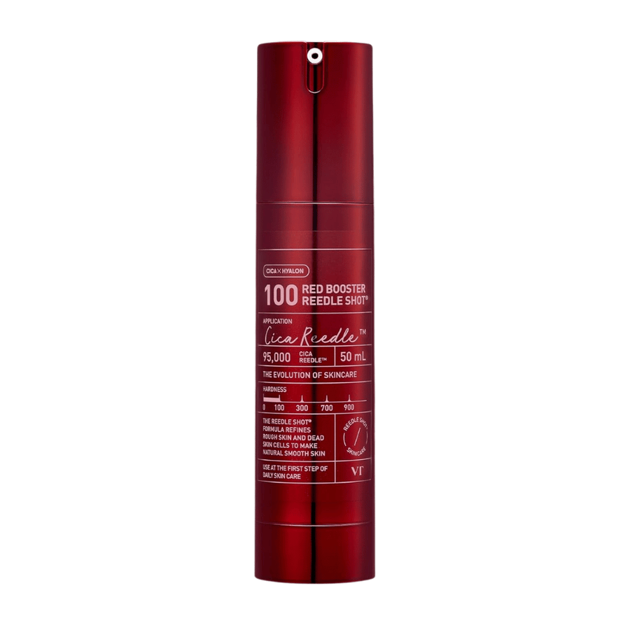 VT Cosmetics Red Booster Reedle Shot 100 microneedling-serum i röd flaska på vit bakgrund, 50 ml, utvecklad för exfoliering, hudförnyelse och förbättrad absorption i hudvårdsrutinen.