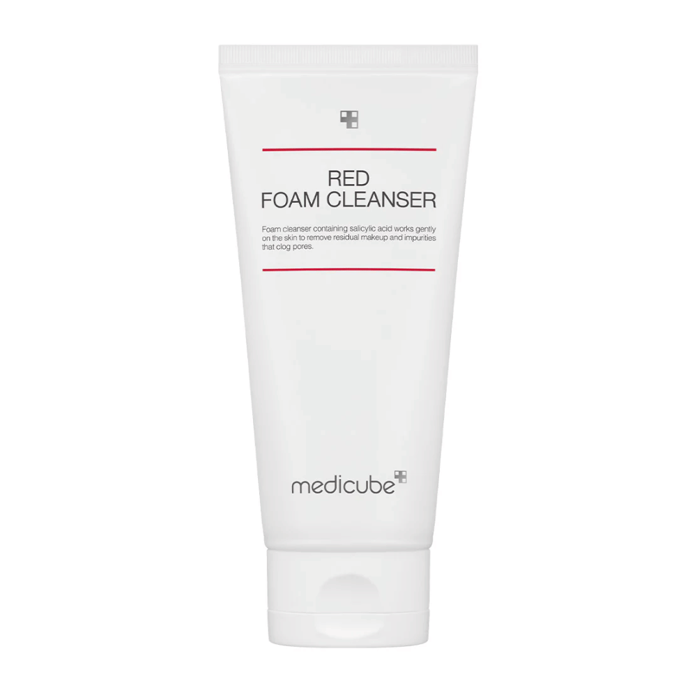Produktbild på Medicube Red Foam Cleanser i vit tub med röda linjer och svart text, stående upprätt mot en vit bakgrund.