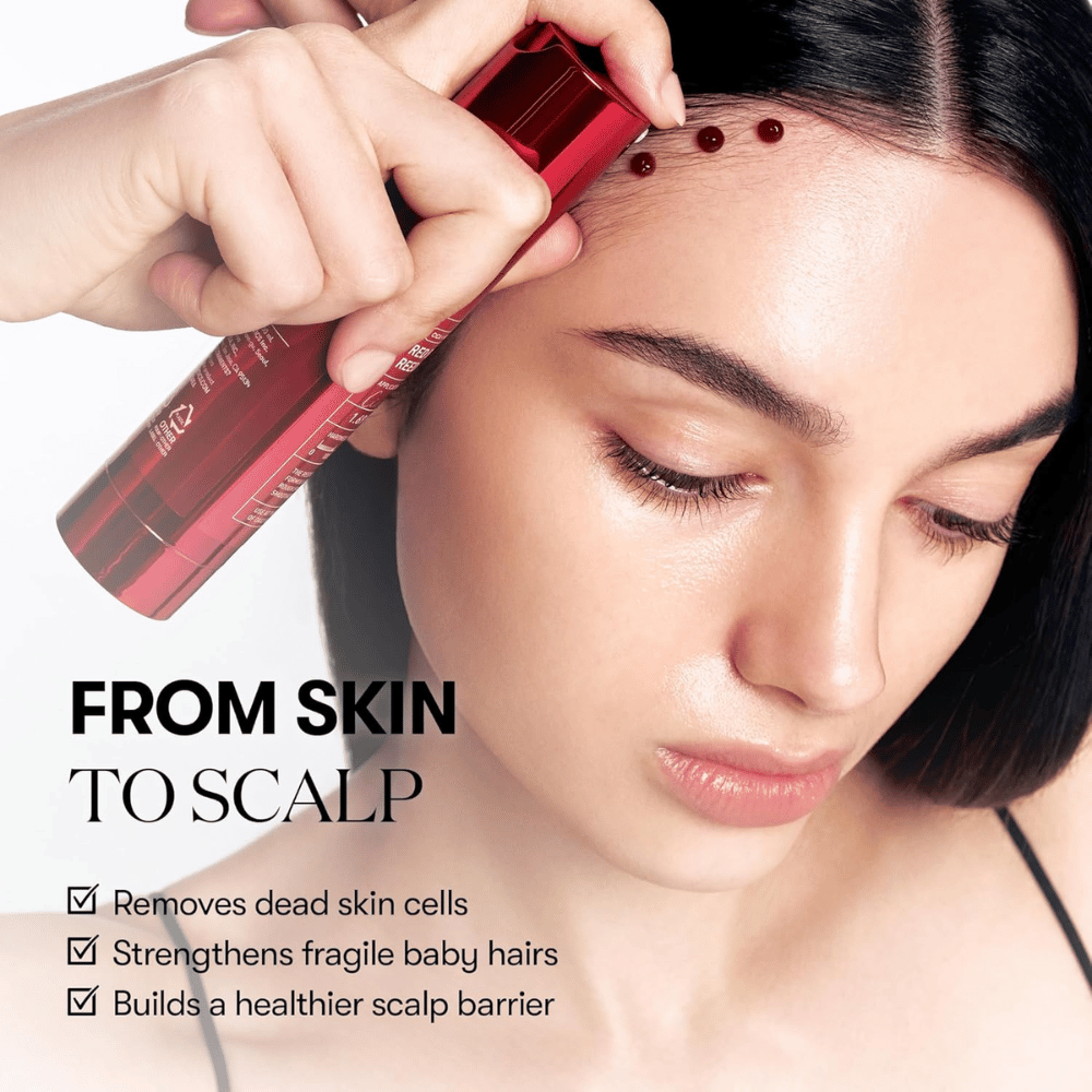 VT Cosmetics Red Booster Reedle Shot 100 appliceras längs hårfästet och i hårbotten för att exfoliera döda hudceller, stärka babyhår och förbättra hårbottens barriär.